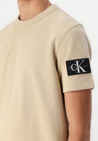 Calvin Klein Jeans BADGE TEE - Βασικό μπλουζάκι - beige