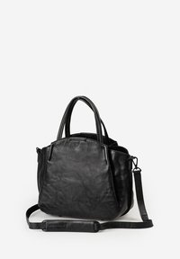 Zwarte leren handtas met twee korte handvatten en een afneembare lange schouderriem tegen een witte achtergrond.