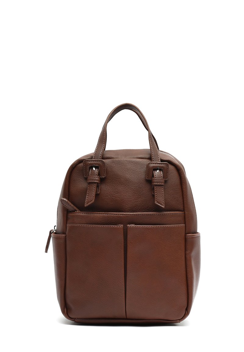 Sac à dos en cuir marron avec un design structuré, deux poignées supérieures, une poche zippée à l'avant et deux poches extérieures ouvertes. Texture lisse.