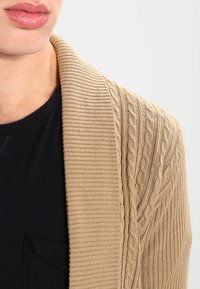 River Island Strickjacke - camel