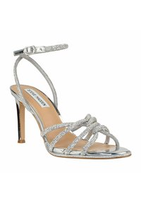 Zilveren hoge-hakken sandaal met sprankelende banden, open teen en een slanke stilettohak. Bevat een delicate enkelband en metalen afwerking.