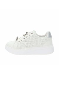 Zapatillas blancas perforadas con punta lisa, acento plateado en el talón y herrajes decorativos en los cordones. Presenta una suela blanca gruesa.