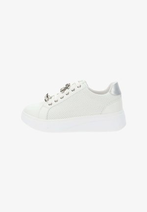 Sneakers bianchi perforati con punta liscia, accentuazione argentata sul tallone e hardware decorativo sui lacci. Presentano una suola spessa bianca.