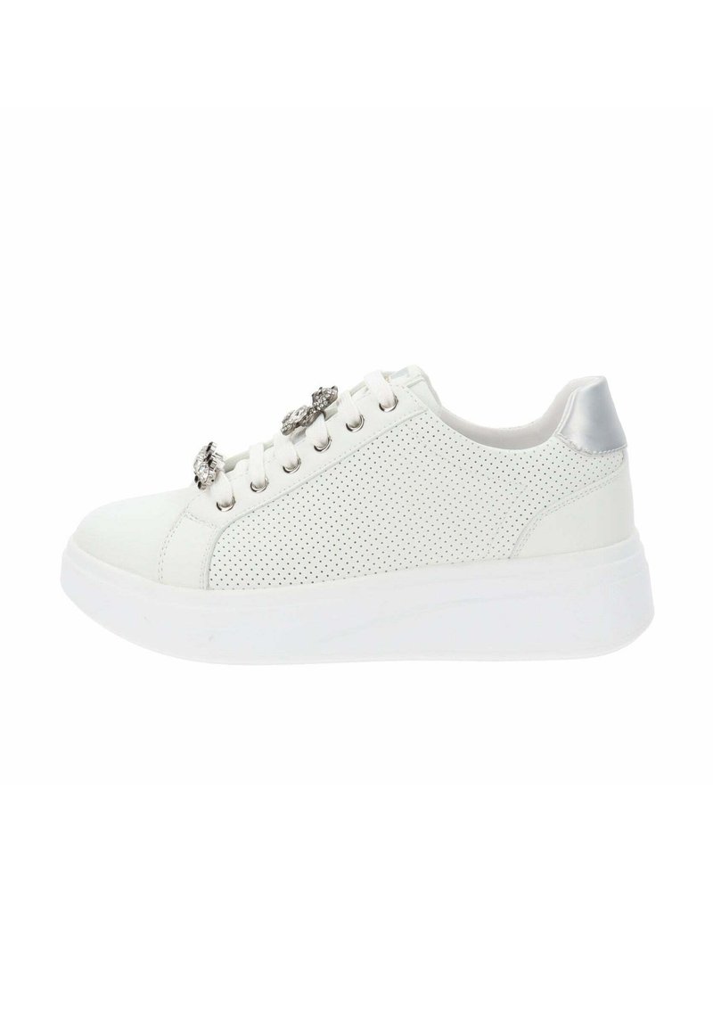 Zapatillas blancas perforadas con punta lisa, acento plateado en el talón y herrajes decorativos en los cordones. Presenta una suela blanca gruesa.
