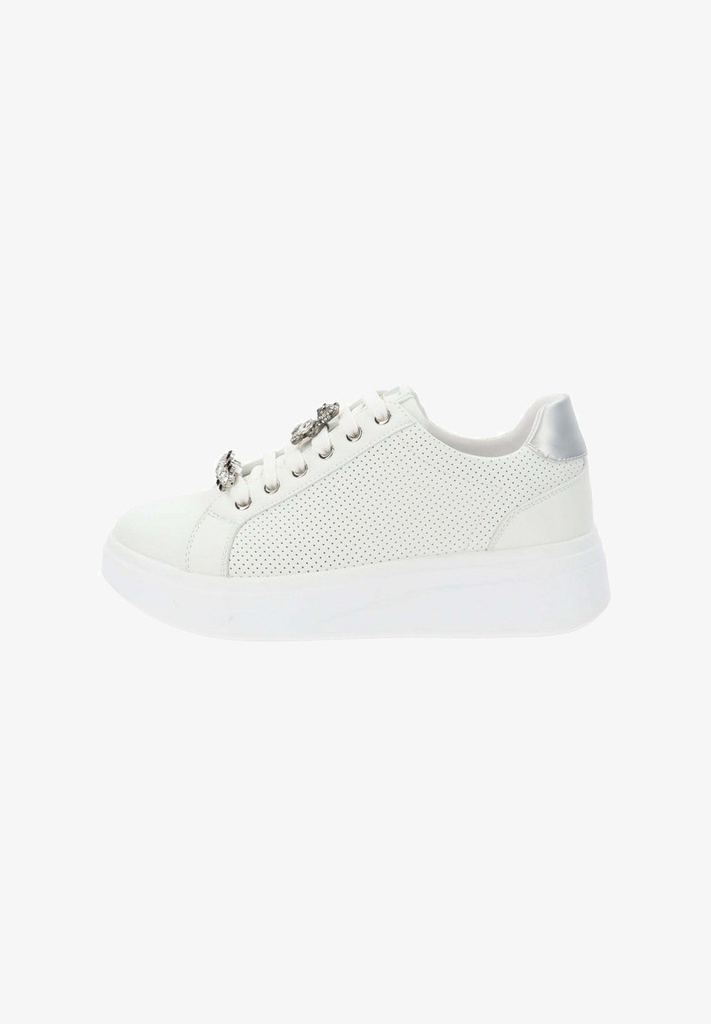Zapatillas blancas perforadas con punta lisa, acento plateado en el talón y herrajes decorativos en los cordones. Presenta una suela blanca gruesa.