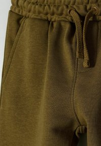 Olijfgroene joggingsbroeken van een zachte katoenmix, met een elastische tailleband met verstelbare trekkoord en zijzakken.