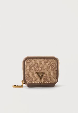 Malá hnedá peňaženka Guess s monogramovým vzorom, zlatým zipsom a trojuholníkovým logom vpredu na bielom pozadí.