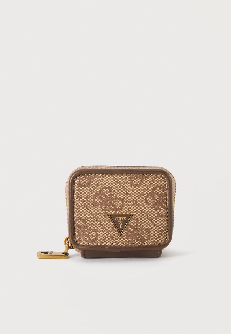 Petit portefeuille marron Guess avec motif monogramme, fermeture éclair dorée et logo triangulaire sur le devant sur fond blanc.