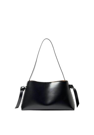 Sac à épaule en cuir noir lisse avec une fine bandoulière et des détails de ruban sur les côtés, forme rectangulaire avec un bord supérieur légèrement courbé.