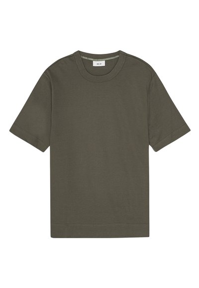 Olijfgroene katoenen t-shirt met een ronde halslijn, korte mouwen, rechte zoom en minimale stikdetails.