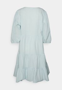 Vestido em padrão xadrez azul claro, com mangas curtas bufantes, gola redonda e saia em camadas. O tecido tem um acabamento suave e texturizado.