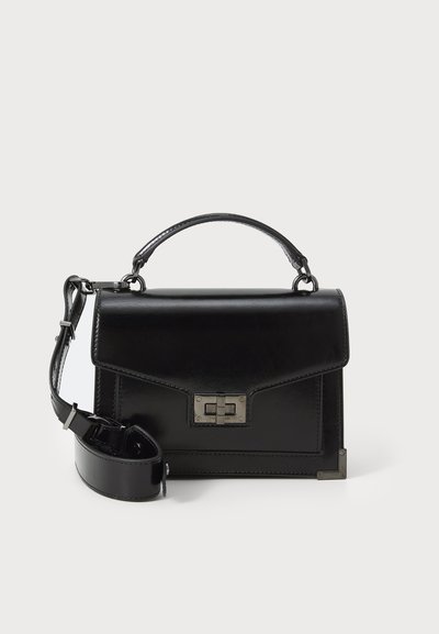 Borsa a mano in pelle nera con un design strutturato. Presenta un manico superiore, una cintura rimovibile e dettagli con fibbia metallica. Texture liscia.