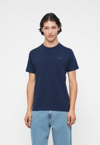 Tricou din bumbac de culoare bleumarin, cu guler tip crew și mâneci scurte. Mic logo brodat pe partea stângă a pieptului. Textură moale și fit regulat.