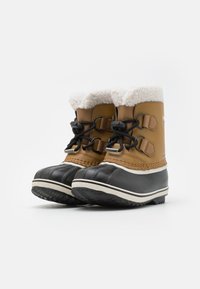 Brune og svarte vanntette snøstøvler med fuskepelsfor, forsterket tå og dekorativ snøring. Teksturert gummisåle for grep.