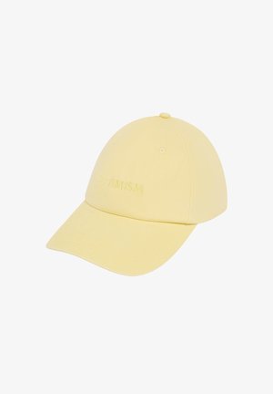 Lysegul baseballkasket med buet skygge og broderet ordet "OPTIMISM" på frontpanelet.