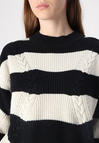 Guess SERENA - Džemperis - cream/black