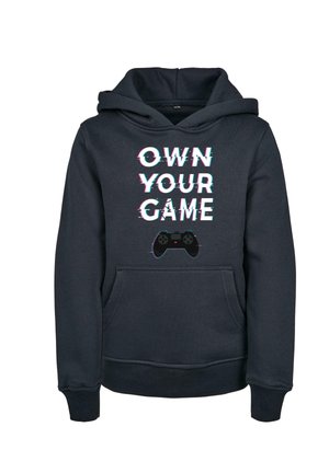 Tmavomodrá mikina s kapucňou a predným vreckom, na ktorej je biely a svetlomodrý text "OVLÁDNI SVOJU HRU" a grafika čierneho herného ovládača.