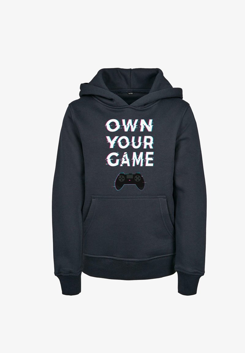 Mörkblå hoodie med framficka, med texten "EJAR DITT SPEL" i vit och ljusblå, samt en svart spelkontrollsikon.