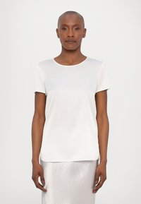 Hvit kortermet topp med rund hals og glatt tekstur, kombinert med et sølvfarget, skinnende skjørt. Enkel design uten mønstre eller detaljer.