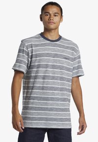 Camiseta de manga corta con rayas horizontales en azul marino y blanco, tela texturizada, cuello redondo y un pequeño logo en el pecho.