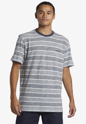 T-shirt à manches courtes avec des rayures horizontales bleu marine et blanches, en tissu texturé, col rond et un petit logo sur la poitrine.