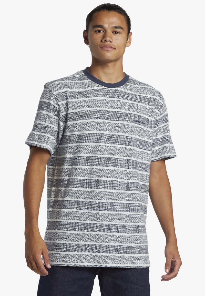 Camiseta de manga corta con rayas horizontales en azul marino y blanco, tela texturizada, cuello redondo y un pequeño logo en el pecho.