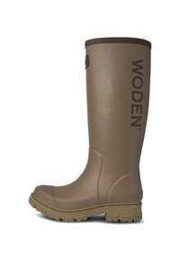Botas de goma hasta la rodilla en verde oliva con acentos marrones, parte superior texturizada y suela estriada con motas naranjas. Nombre de la marca "WODEN" visible.
