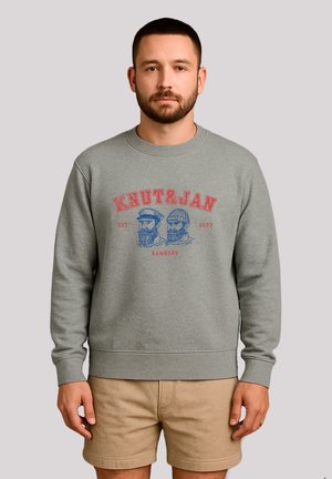Grauer Sweatshirt mit Rundhalsausschnitt und gerippten Bündchen. Verfügt über einen bunten Aufdruck von zwei bärtigen Figuren mit dem Text "Knut & Jan Hamburg."