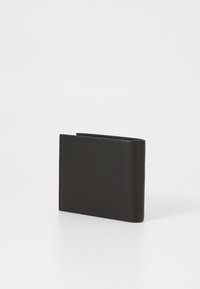 Portefeuille en cuir noir avec une surface texturée, de forme rectangulaire et un design minimaliste. Il présente une structure pliée sans qu'aucune quincaillerie ne soit visible.