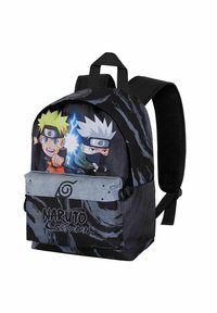 Sac à dos en tissu noir mettant en avant les personnages de Naruto et Sasuke, poche avant grise avec logo, bretelles réglables et surface texturée.