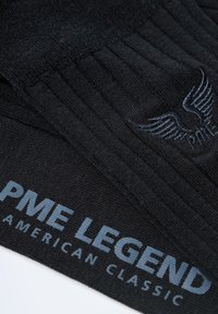Czarne skarpetki z prążkowaną teksturą, haftowanym logo skrzydła oraz wypisanym na kontrastowym szarym tle tekstem "PME LEGEND AMERICAN CLASSIC".
