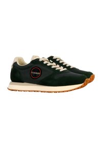 Zapatillas de ante verde y malla con cordones blancos y un parche con logo circular. Suela de goma con una banda de rodadura marrón claro para mayor tracción.