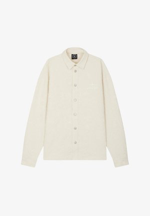 Witte overhemdd met een textuurstof en een bloemenpatroon, met een kraag en vijf metalen knopen, en een logo op de borst.