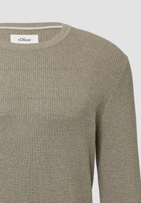 Oliwkowy sweter z prążkowaną fakturą, okrągłym dekoltem, długimi rękawami i poziomymi detalami wzoru. Metka głosi "s.Oliver."