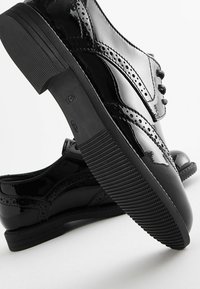 Next SCHOOL LACE-UP BROGUE DETAIL SHOES - Fűzős cipők - black patent