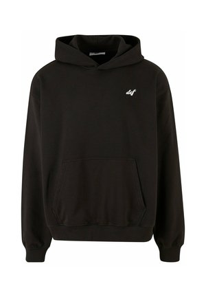 Zwarte hoodie van zacht katoen, met een kangoeroezak en ribbelboorden, voorzien van een klein wit logo op de borst.