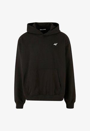 Melnā kapuce, kas izgatavota no maiga kokvilnas, ar kenguru kabatu un ribotiem piedurknēm, ar mazu balto logotipu uz krūts.