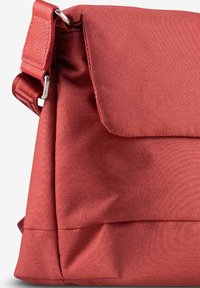 Borsa a spalla in tessuto rosso con pattina a pieghe, superficie testurizzata e accessori in metallo. Presenta una tracolla ampia e una forma strutturata.
