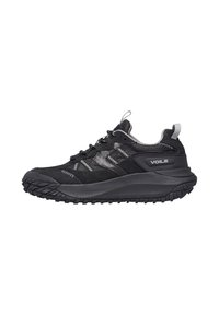 Scarpe da atletica nere con una parte superiore testurizzata, punta rinforzata e un pattern di battistrada aggressivo. Presentano elementi riflettenti e una soletta imbottita.