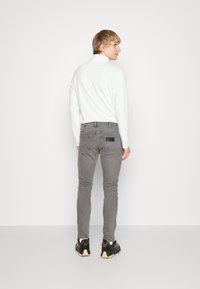 Wrangler LARSTON - Calças de ganga justas - revelation