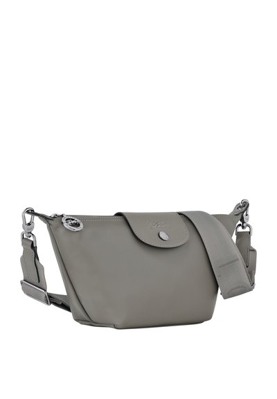 Grau lederne Umhängetasche mit Klappverschluss, silberfarbenen Beschlägen, verstellbarem Schulterriemen und einem strukturierten Muster an der Seite.