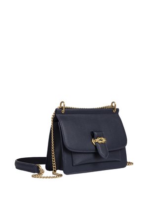 Marineblaue Lederhandtasche mit goldener Kettenriemen, Vorderklappe und goldfarbenem blattförmigem Verschlussdetail.