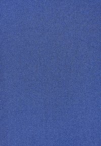 Textilstoff in einer einheitlichen blauen Farbe, mit enger Webart und einer leicht strukturierten Oberfläche. Keine Muster oder bemerkenswerte Details vorhanden.