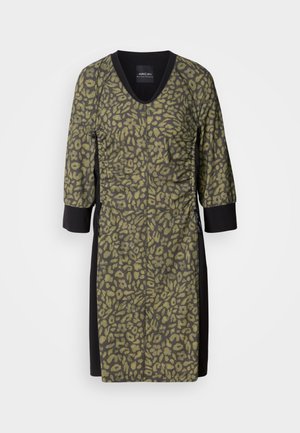 Robe à imprimé léopard avec un col en V, des manches trois-quarts et un tissu texturé de couleur vert olive. Panneaux latéraux et détails noirs pour le contraste.