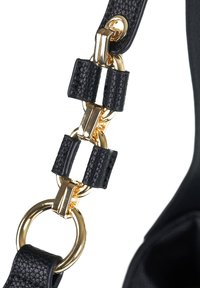 Zwarte, gestructureerde leren band met gouden metalen hardware, voorzien van rechthoekige schakels en ronde ringbevestigingen voor een veilige verbinding.