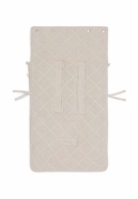 Beige gewatteerde stof babywagenvoering met ruitenpatroon, harnassleuven en zijbanden voor bevestiging.
