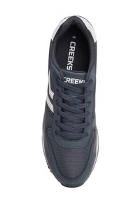 Scarpa sportiva blu navy con tomaia in rete e sintetico, dettagli bianchi, lacci testurizzati, collare imbottito e logo sulla soletta. Taglia 44.