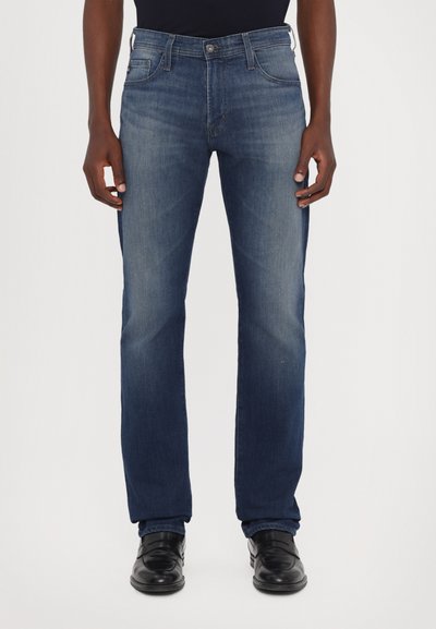 Jeans de mezclilla azul oscuro con corte recto, que cuentan con un diseño clásico de cinco bolsillos, un ligero desvanecimiento y un cierre de botón en la cintura.