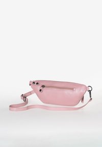 Roze leren tas met een slanke, langwerpige vorm. Voorzien van een voorzak met rits en een verstelbare schouderband met zwarte hardwareaccenten.