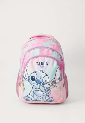 Rosa og pastellfarget ryggsekk med "Aloha"-tekst og tegneseriefiguren Stitch som holder en liten dukke, plassert midt i fronten, med bladmønster på toppen.